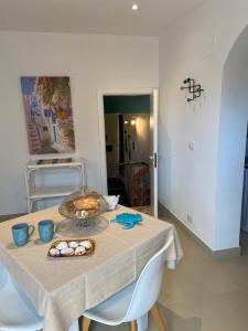 einen Tisch mit einem Teller Essen darüber in der Unterkunft Casa vacanze Al porticciolo romantico in Trappeto