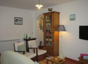 ein Wohnzimmer mit einem Sofa, Stühlen und einem Tisch in der Unterkunft CASA DA BARRA AZUL by Stay in Alentejo in Vila Nova de Milfontes