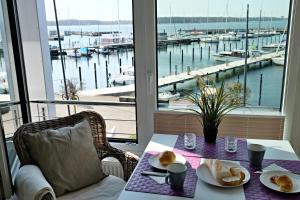 einen Tisch mit Essen drauf mit Blick auf den Yachthafen in der Unterkunft BRN Ankerplatz in Laboe