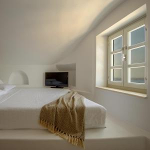 Postel nebo postele na pokoji v ubytování Nefeles Luxury Suites