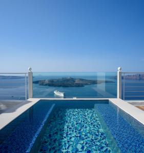 Bazén v ubytování Nefeles Luxury Suites nebo v jeho okolí
