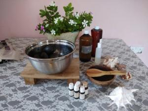 uma mesa com uma tigela de ovos e uma taça de medicamentos em Shanka Lodge Zanzibar em Kizimkazi