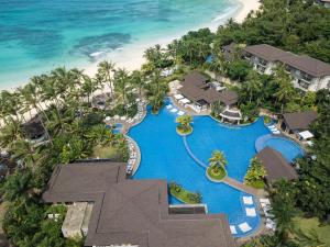 Vista de la piscina de Movenpick Resort & Spa Boracay o d'una piscina que hi ha a prop