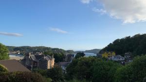 vista su una città con un fiume e case di Dunrigh Guest House a Oban