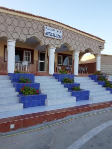 un edificio con escaleras azules frente a un edificio en Hotel Aljazira, en Nuadibú