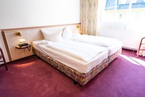 Ein Bett oder Betten in einem Zimmer der Unterkunft Hotel Tanne