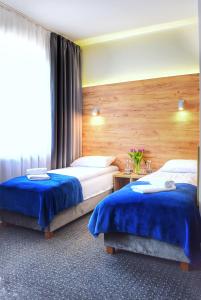 um quarto de hotel com duas camas e uma janela em S7 Hotel em Kielce
