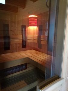 un interior de una sauna con una luz en ella en Gergely Vendégház, en Zirc