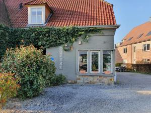 a house with ivy growing on the side of it at Hotel Piano 2 - Mont-St-Guibert - Louvain-la-Neuve in Corbais