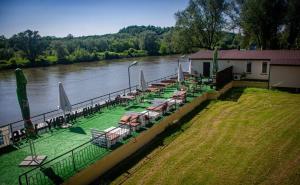 Widok na basen w obiekcie Hotel Vistula lub jego pobliżu
