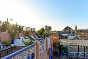 Budova, kde se riad nachází + 31 fotografií