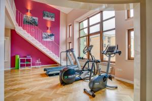 a gym with two treadmills and exercise bikes at Kleefelder Hof in Hannover