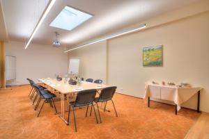 a conference room with a long table and chairs at Kleefelder Hof in Hannover