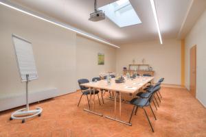 a conference room with a long table and chairs at Kleefelder Hof in Hannover