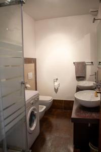 Et badeværelse på Number 3 Charming Appartment Old Town Parma