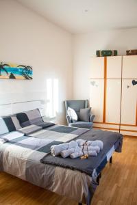 Un dormitorio con una cama grande con dos animales de peluche. en Number 3 Charming Appartment Old Town Parma, en Parma