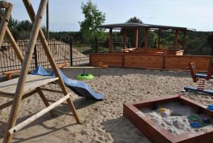 Plac zabaw dla dzieci w obiekcie Wiktoria-Biały Domek