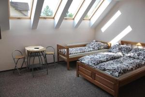 Un pat sau paturi într-o cameră la Wiktoria-Biały Domek