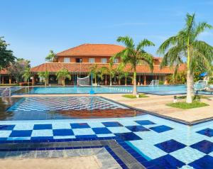 ein Resortpool mit einem Resort in der Unterkunft Club Palm Bay in Marawila