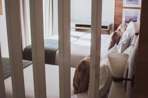 Кровать или кровати в номере Cascais City & Beach Hotel