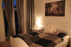 een slaapkamer met een bed met een lamp en een raam bij Ferienwohnung Monteurwohnung DeichBrandt in Sankt Margarethen