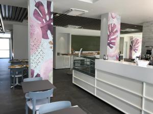 YOUMAMI Suite Hotel Wellness&Spa的厨房或小厨房
