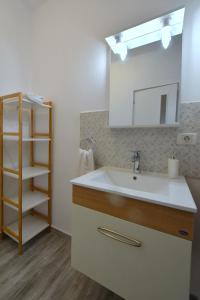 Kamar mandi di Neferprod Apartments - IS - CAM 04