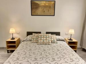 ヴェネツィアにあるコルテ コンタリーナのベッドルーム1室(ベッド1台、テーブルにランプ2つ付)