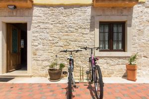 een fiets geparkeerd voor een stenen gebouw bij Istrian villa Orbanići with private pool for up to 12 persons in Orbanići