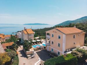 - une vue aérienne sur une maison et une piscine dans l'établissement Apartments Villa Chiara Opatija, à Ičići