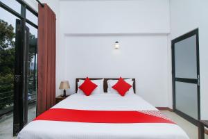 Tempat tidur dalam kamar di Delphin Hotel