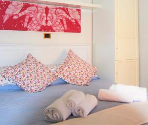 łóżko z dwoma ręcznikami i poduszkami w obiekcie Il Gabbiano w mieście Ameglia