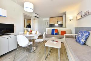 a small apartment with a living room and a bedroom at Résidence Pierre & Vacances Premium Port Prestige in Antibes
