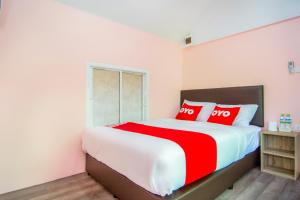 Llit o llits en una habitació de OYO 578 PJ Resort And Snooker Club