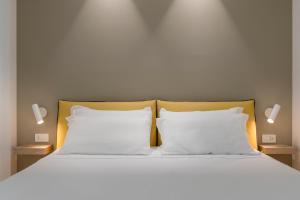 YOUMAMI Suite Hotel Wellness&Spa客房内的一张或多张床位