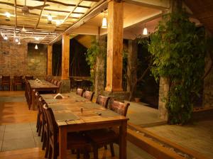 En restaurant eller et spisested på Kumbhalgarh Forest Retreat