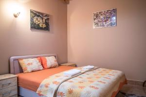 エゲルにあるHarmónia Belvárosi Apartmanokのベッドルーム1室(ベッド1台、タオル2枚付)