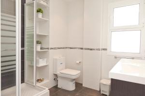 Koupelna v ubytování Apartment LARADA + 23 fotografií