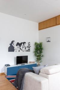uma sala de estar com uma televisão e um sofá em Number 3 Charming Appartment Old Town Parma em Parma