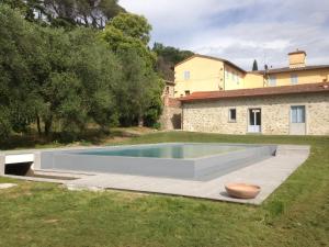 a swimming pool in the yard of a house at Villa Paglicci Reattelli Agriturismo in Castiglion Fiorentino