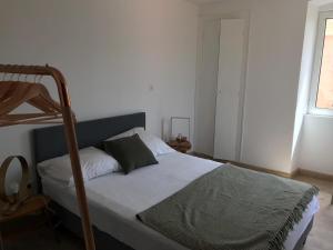 - une chambre avec un lit et des lits superposés dans l'établissement Appartement à Ile Rousse, à LʼÎle-Rousse