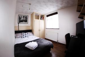 1 dormitorio con cama y ventana en College Street Abode, en Portsmouth