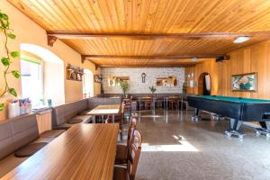 ein Restaurant mit Billardtisch in der Mitte eines Zimmers in der Unterkunft Gasthof Zum Burgkrug in Leuchtenberg