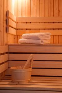 a sauna with a basket and towels in it at Captain’s Rest in Dunvegan
