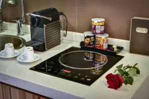 a kitchen counter with a counter top with a microwave at Braira Al Azizya Hotel & Resort in Al Khobar