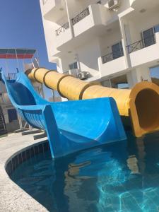 um escorrega aquático numa piscina em Apartment Bella Rosa near the sea RedSeaLine em Hurghada