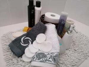ポンテベドラにあるAPARTAMENTO BOLBORETAのカウンターにタオルやバスアメニティを積み重ねる +32枚の写真