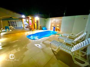 A piscina localizada em Pousada Chalés do Toque ou nos arredores