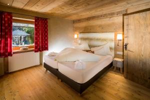 Posteľ alebo postele v izbe v ubytovaní Hotel Riederhof- Urlaub mit WAU!