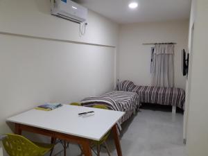 Cette petite chambre comprend une table et un canapé. dans l'établissement NUNA, à San Salvador de Jujuy